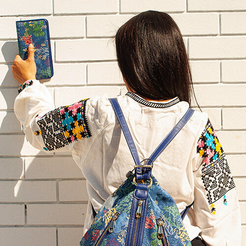 Women Holding Wallet in Hand | Pakapalooza