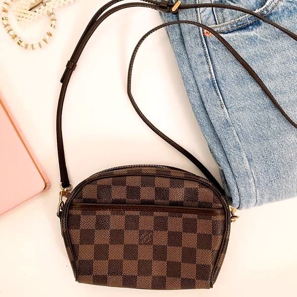 How to wear a crossbody bag with an outfit | Pakapalooza